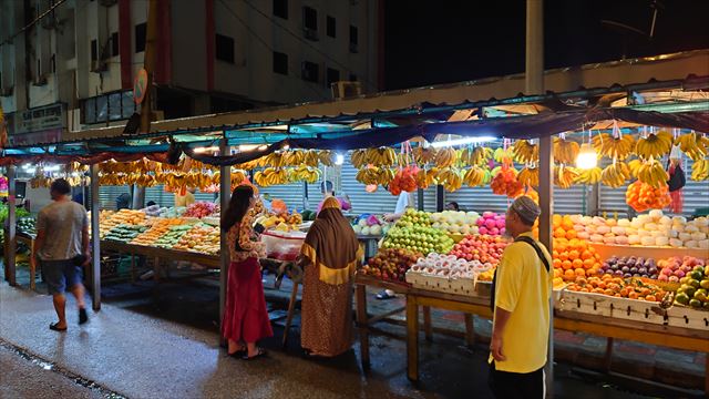 夜のチョウキットマーケット