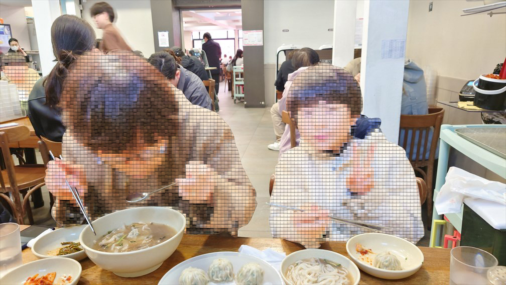 明洞餃子で食事中