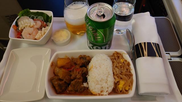CX704機内食
